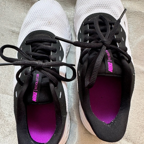 Women’s Nike shoes  size 7.5 - Picture 3 of 3